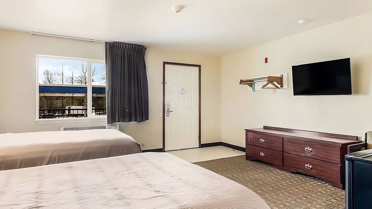 Aberdeen Hotel | Restful Vacation at GuestHouse Montesano! Minutes from Grays Harbor Raceway!