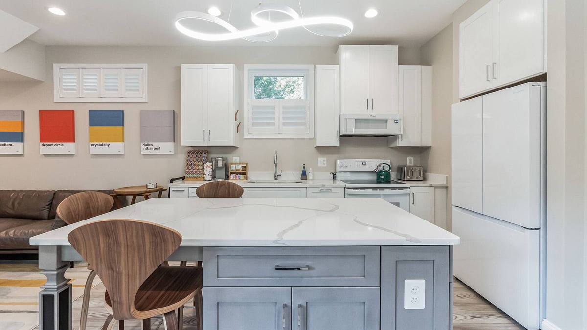 Herndon Apartment | Reston Tiny House – Pristine 1BR, King Bed, Hot Tub, Close to IAD, Tysons & DC.