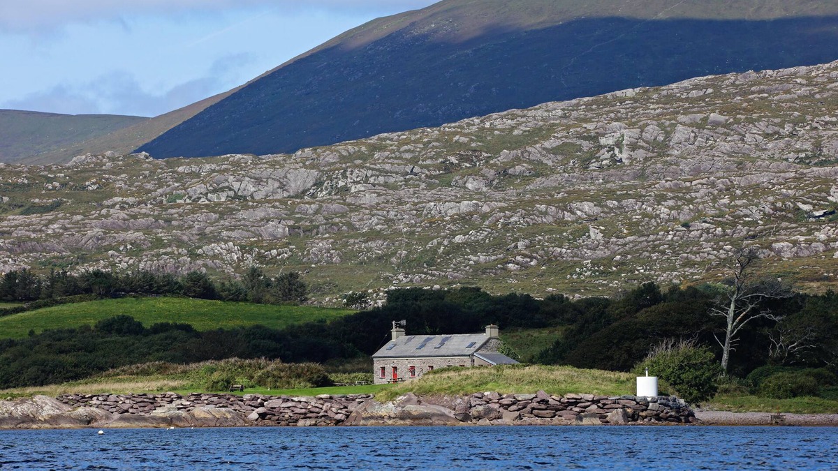 Caherdaniel Cottage | Restored 18C coastguard cottage on the shore of the beautiful Kenmare estuary