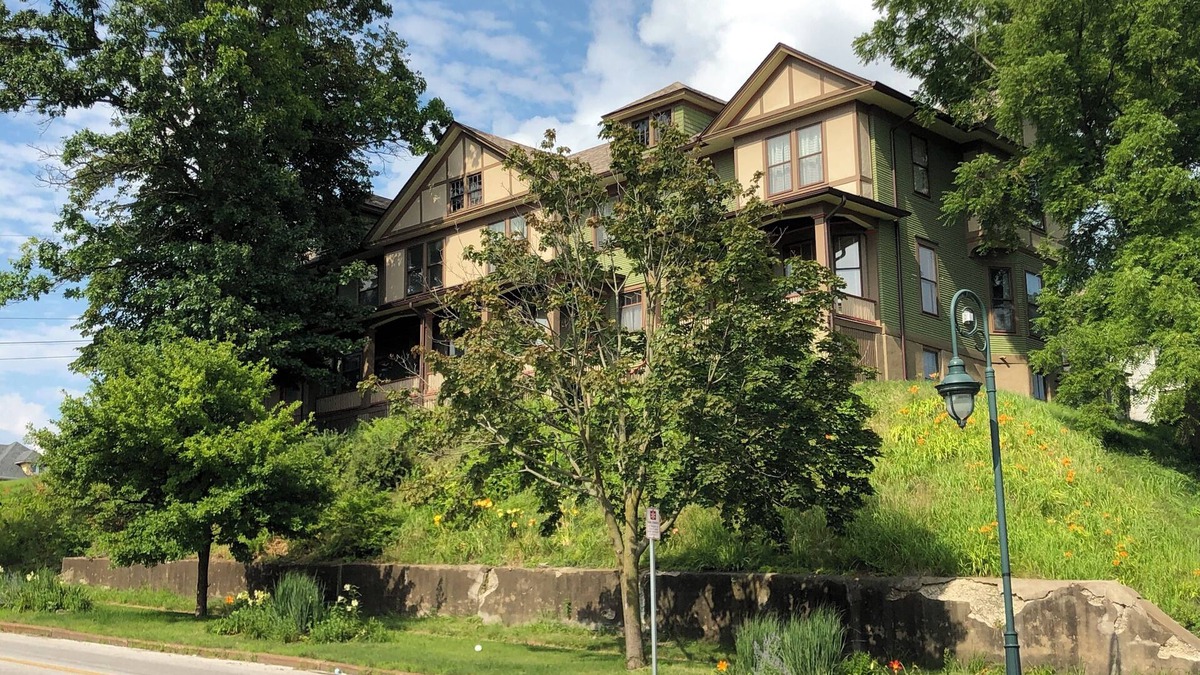 Davenport House | Restored 1906 3-bedroom Townhouse Overlooking the Mississippi River Unit #2