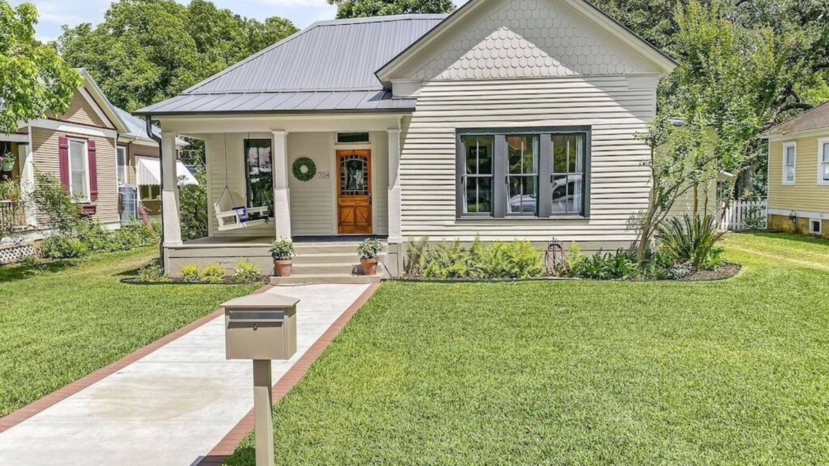 Smithville House | Restored 3BR/2BA Home in Smithville's Historic District-10 min. walk to downtown