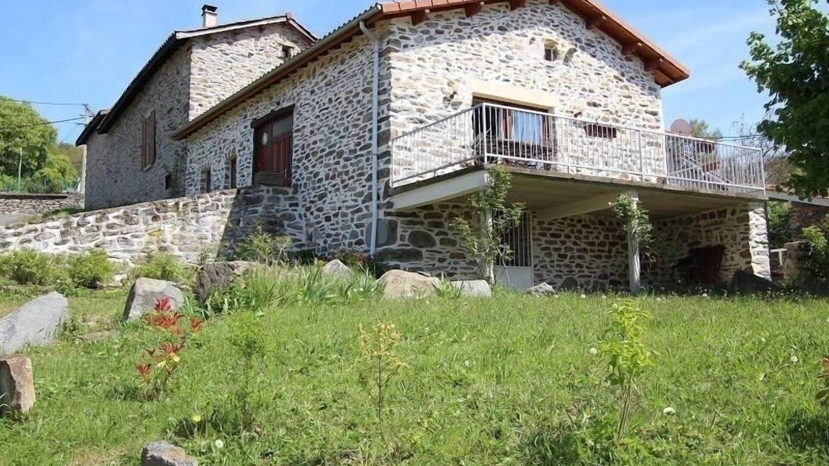 Retournac Cottage | Restored barn with terrace and wifi in La Bastide