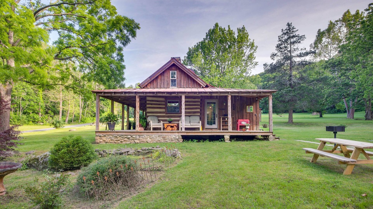 Peaks Cabin | Restored Buchanan Log Cabin on 9-Mile Creek!