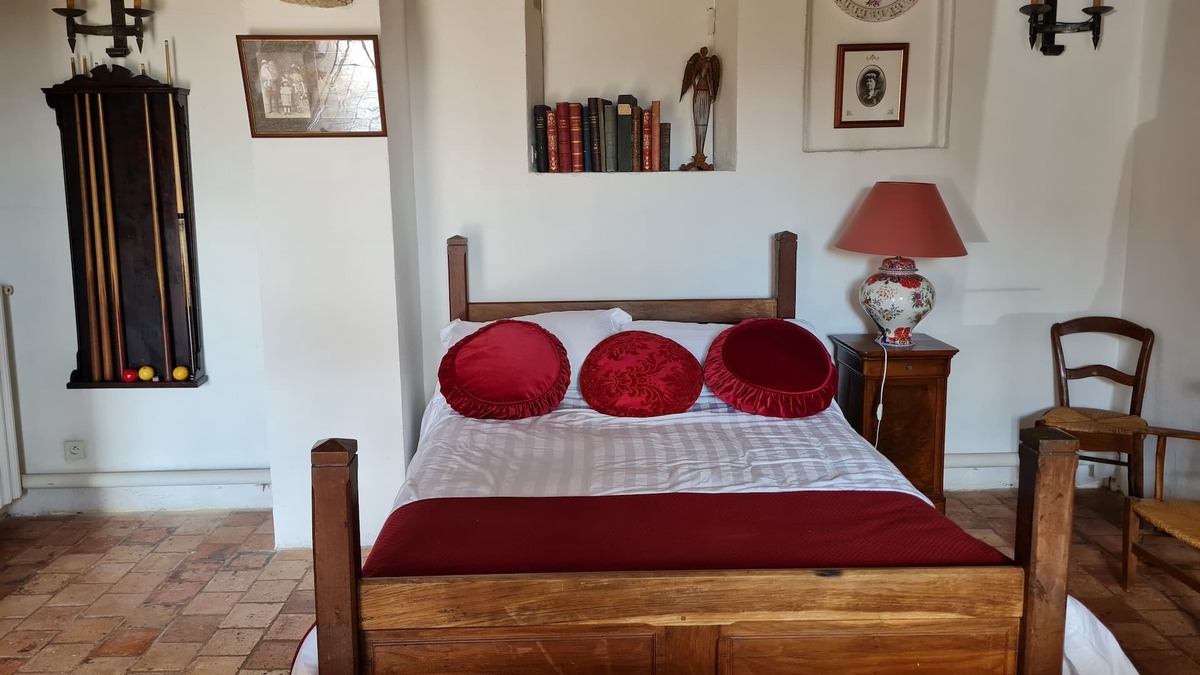 Roeze-sur-Sarthe House | Restored family manor - Great Room and its private bathroom