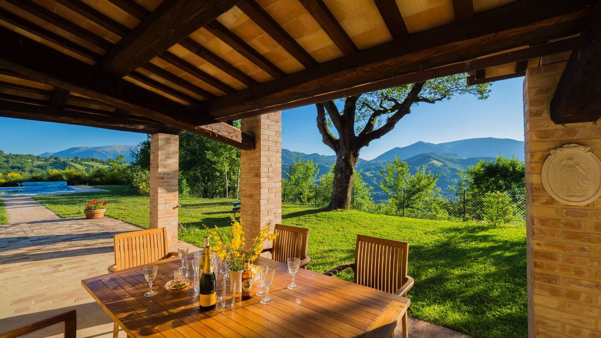San Ginesio Villa | Restored farmhouse, heated swimming pool. 4 bedrooms, 4 bathrooms (3 ensuite)