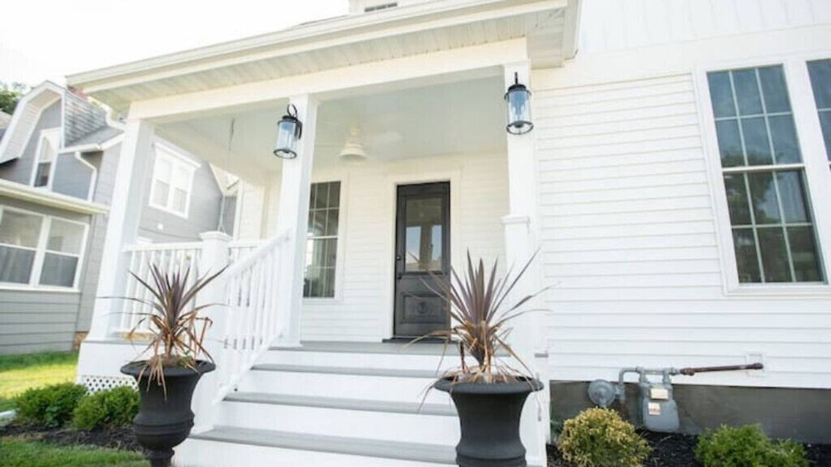 Maquoketa House | Restored Queen Anne Cottagen