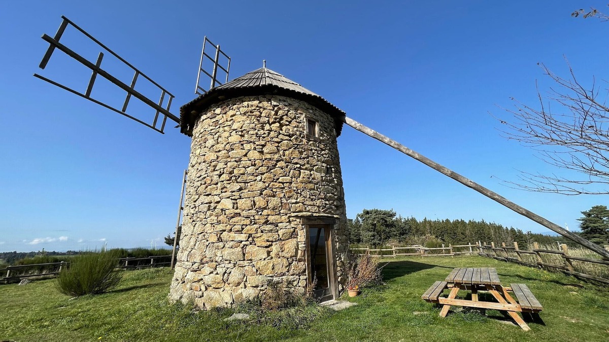 La Fagette Cottage | Restored windmill with countryside view