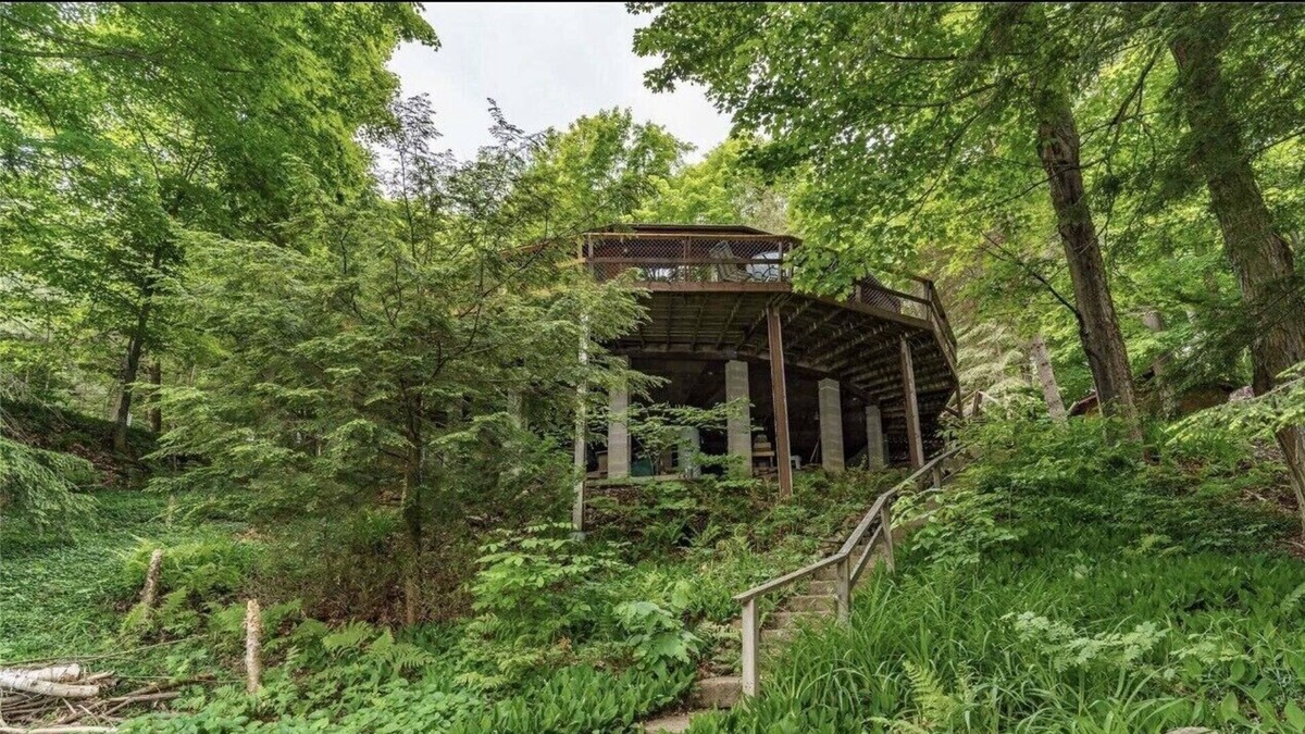 Utterson House | Retreat 360 – A Unique Circular Cottage on Three Mile Lake