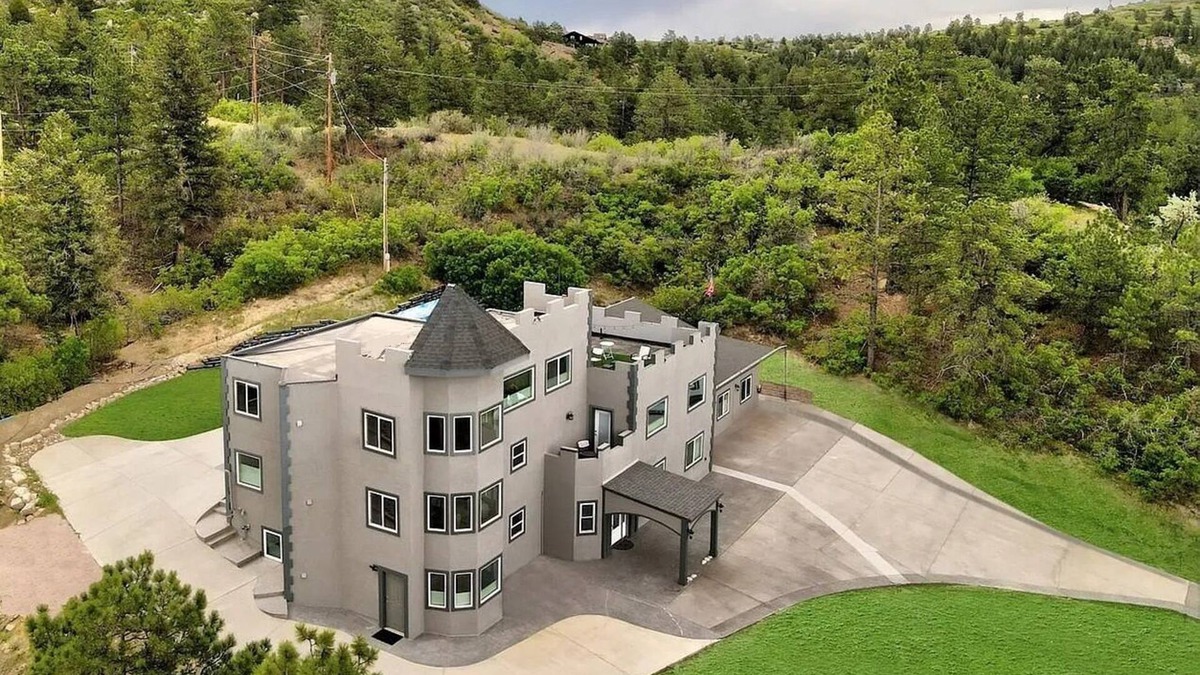 Castle Rock House | Retreat 7BR 6BA Sleep11 Accessible CamperParking Shop Golf