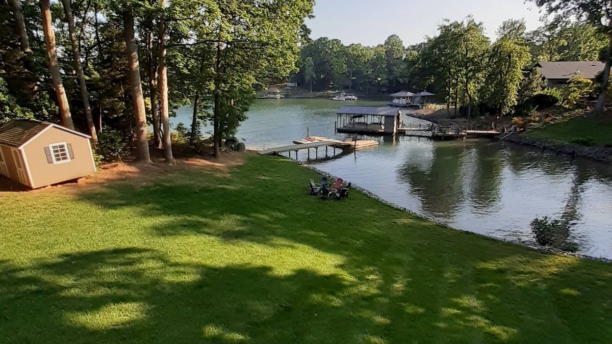 Mayhew House | Retreat at the Lake