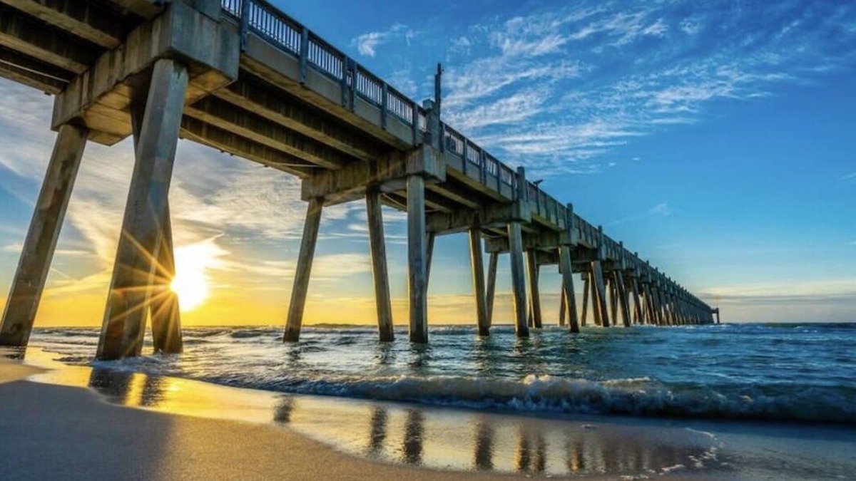 Ferry Pass Cottage | Retreat at the Oasis, next to shopping centers near the beach and downtown !