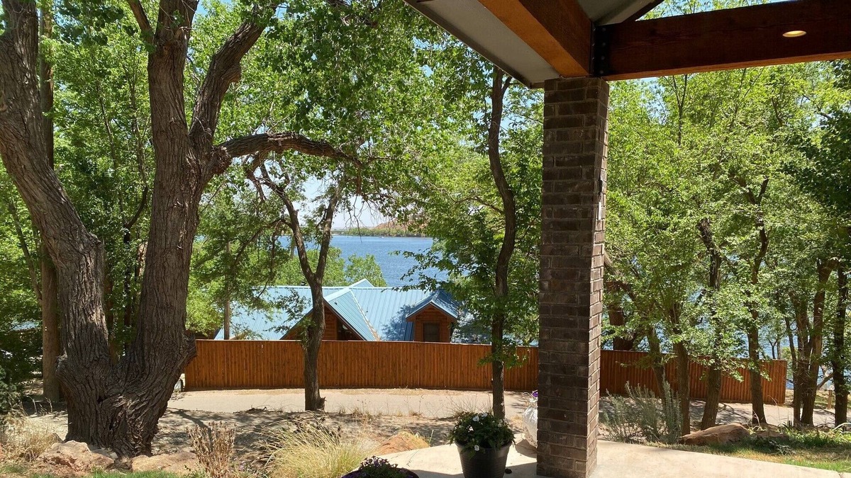 Buffalo Springs House | Retreat at the lake