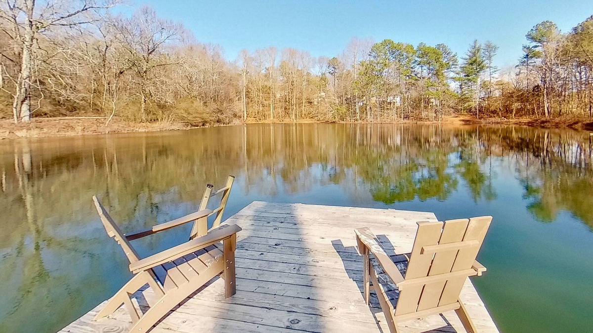 Hixson Cottage | Retreat by the water with a hot tub, washer/dryer, and central air-conditioning