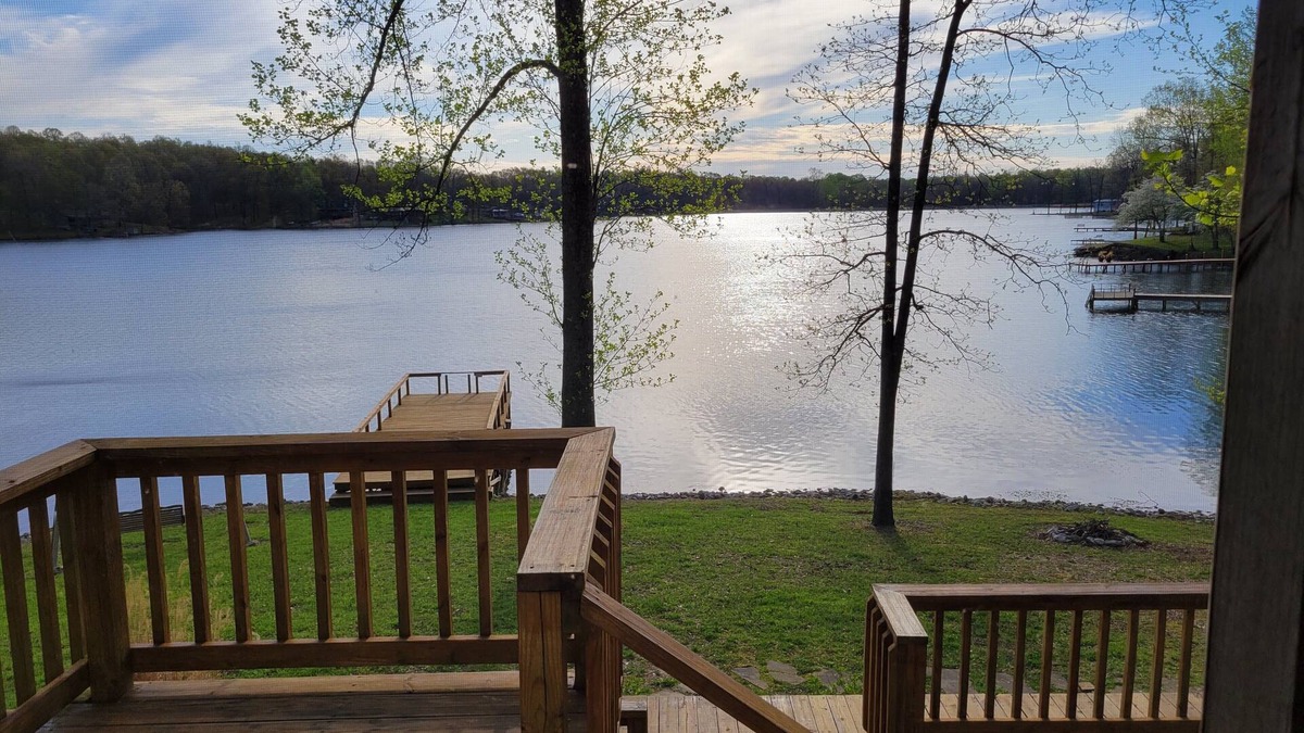 Brookport House | Retreat Cabin in Southern Illinois on Lakefront with an Outdoor Hot Tub