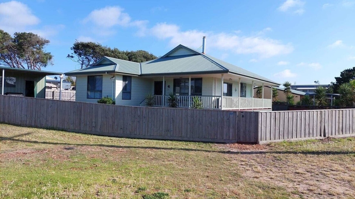 Golden Beach House | Retreat @ Golden Beach, just metres from the sea