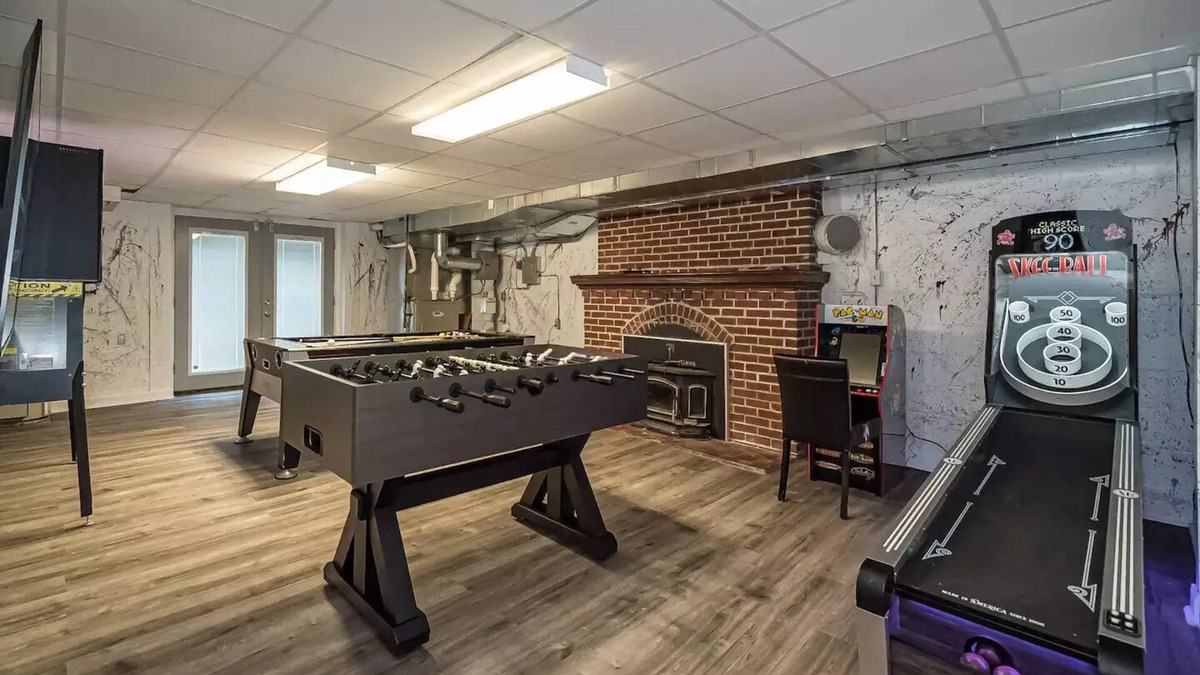 Ferguson House | Retreat Home, Swimming Pool, jacuzzi, sauna, Game room, Basketball Court .