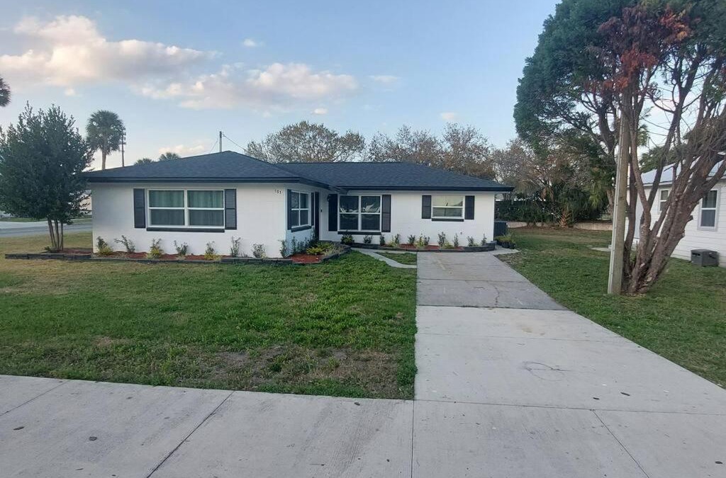 Tavares House | Retreat Overlooking Lake Dora!