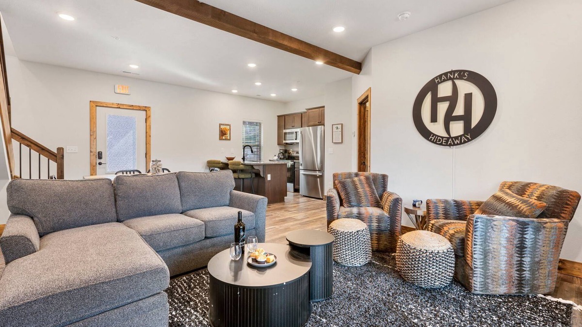 Hollister Cabin | Retreat w Arcade-Pvt Hot Tub-Free Tickets-Community In&Outdoor Pool-Near Thunder Ridge