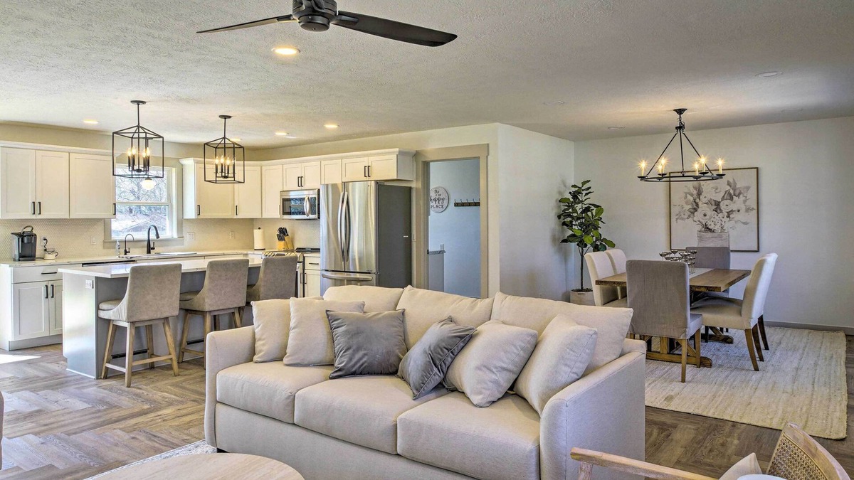 Turners House | Retreat w/Deck ~ 9 Mi to Downtown Springfield