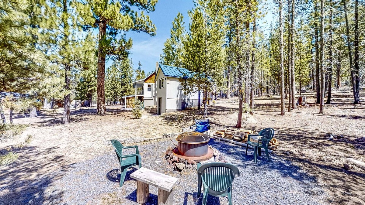 Crescent Cabin | Retreat w/ firepit, enclosed yard, kitchen, & W/D