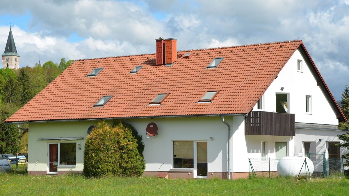 Dolni Lanov Apartment | Retreat with Garden Views