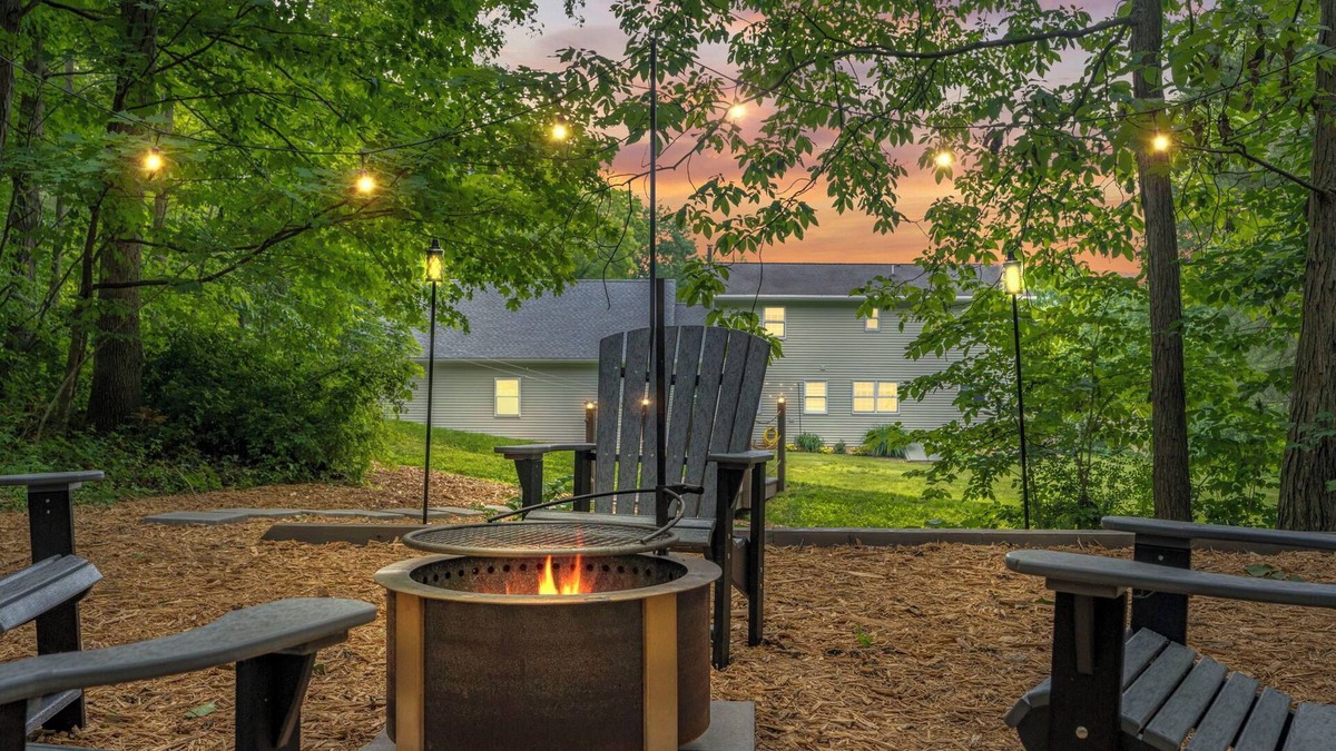 Newport House | Retreat with Great View, Hot Tub & Espresso Bar