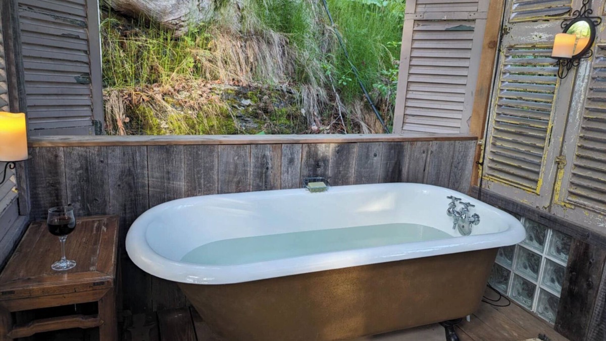 Central Kootenay House | Retreat Yourself!