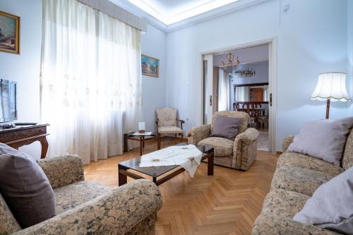 Irakleio Apartment | Retro 2-Bdrm House Near Metro in Heraklion by ΜΡS