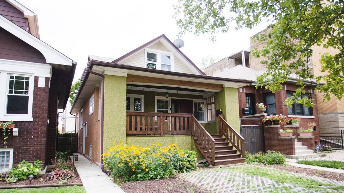 Avondale Apartment | Retro 2 bedroom bungalow in Chicago's Avondale neighborhood