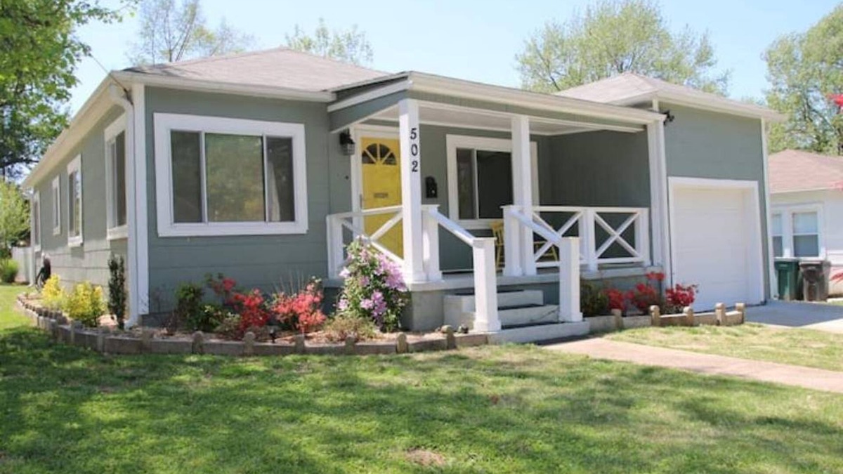 Rogers House | Retro 40s post-war charmer. Downtown ROGER