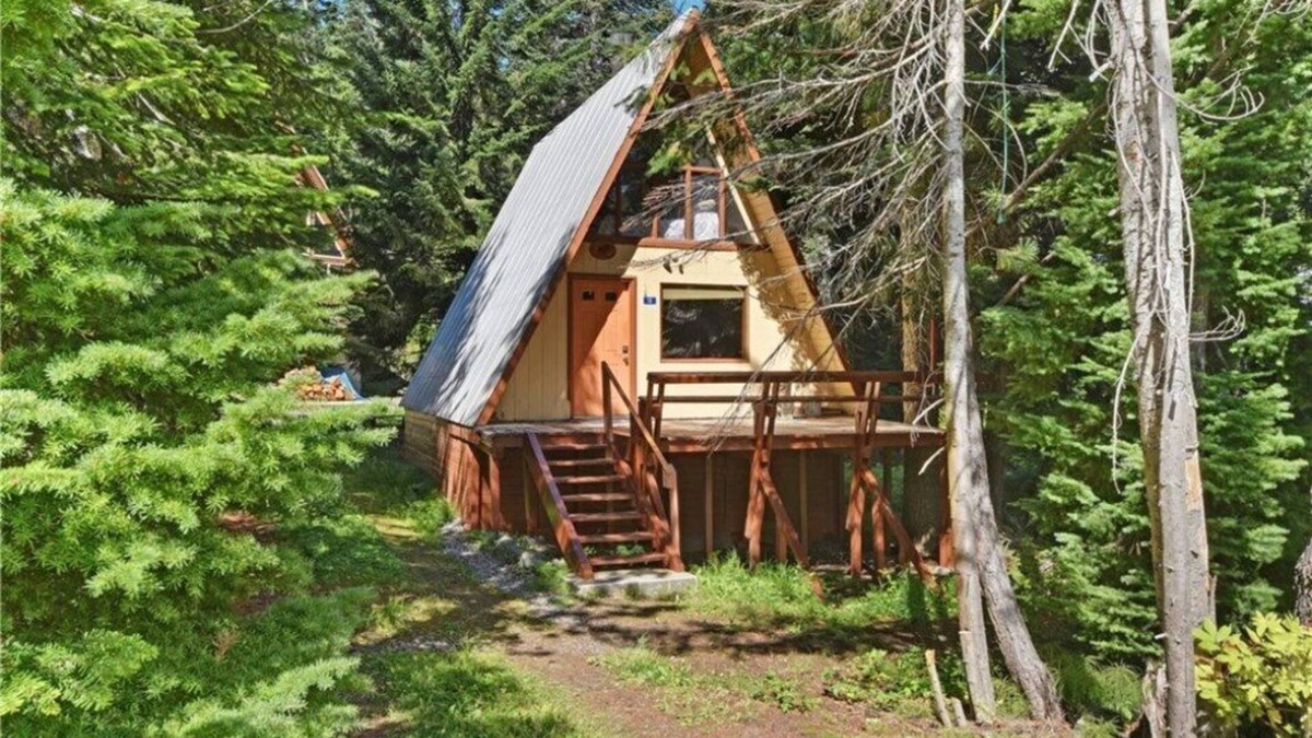 Snoqualmie Pass House | Retro A-frame Cabin w/fireplace