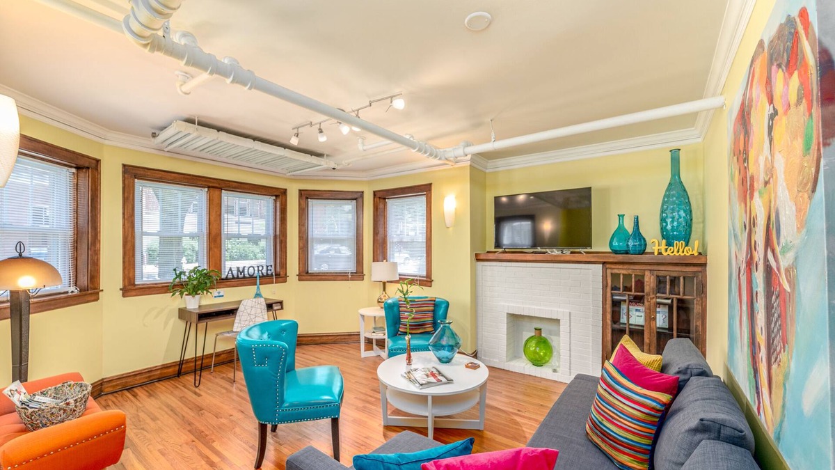 Andersonville Apartment | Retro Apartment in Andersonville