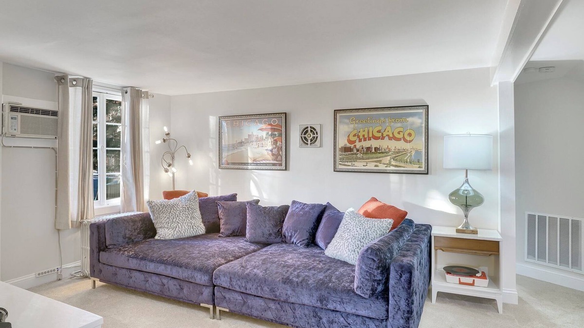 Palatine Apartment | Retro Apt-Downtown Palatine-Big Sofa-King Bed-Private Deck-Laundry-Parking-Train