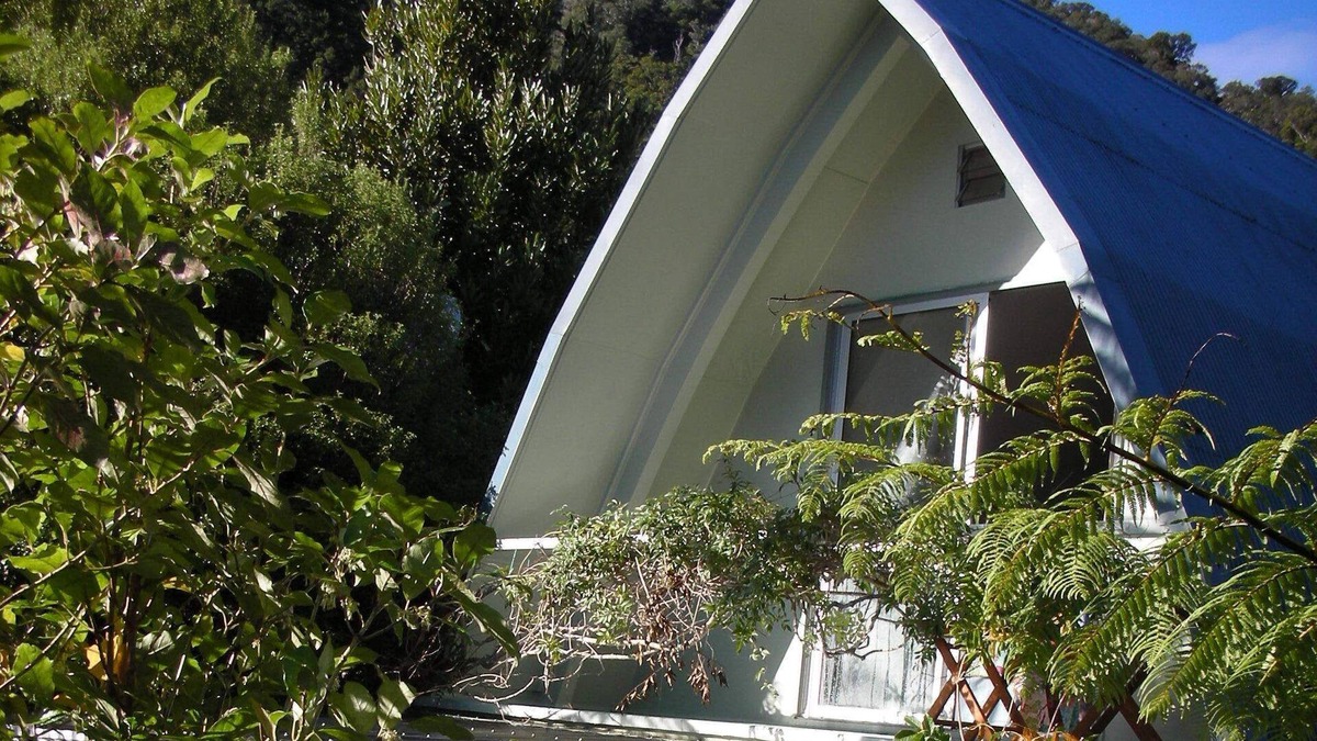 Duncan Bay Cottage | Retro Bach in Stunning Tennyson Inlet