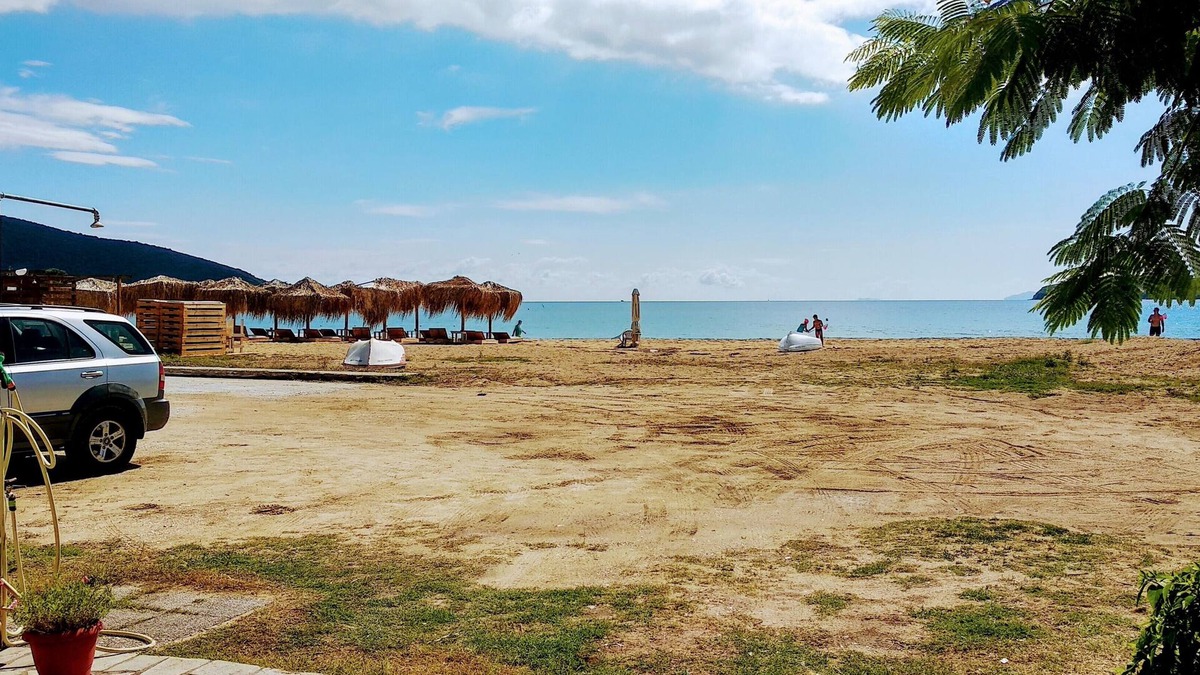 Nea Peramos Apartment | Retro beach house