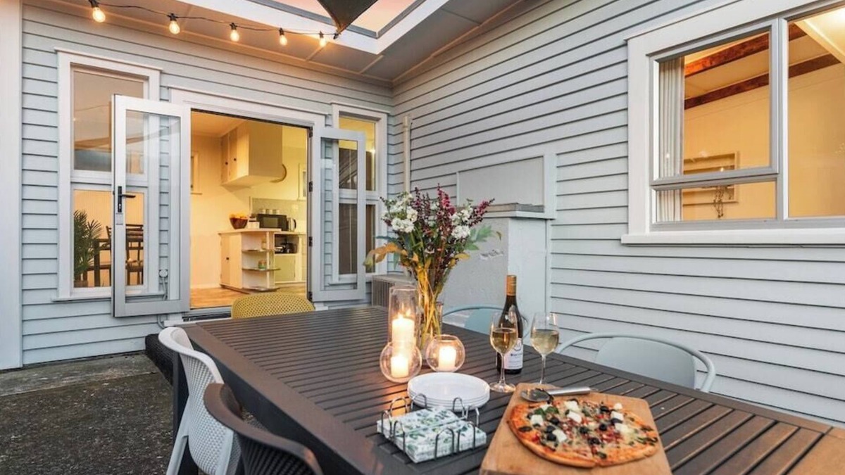 Mount Maunganui House | Retro Beach Vibes - Central Mount location