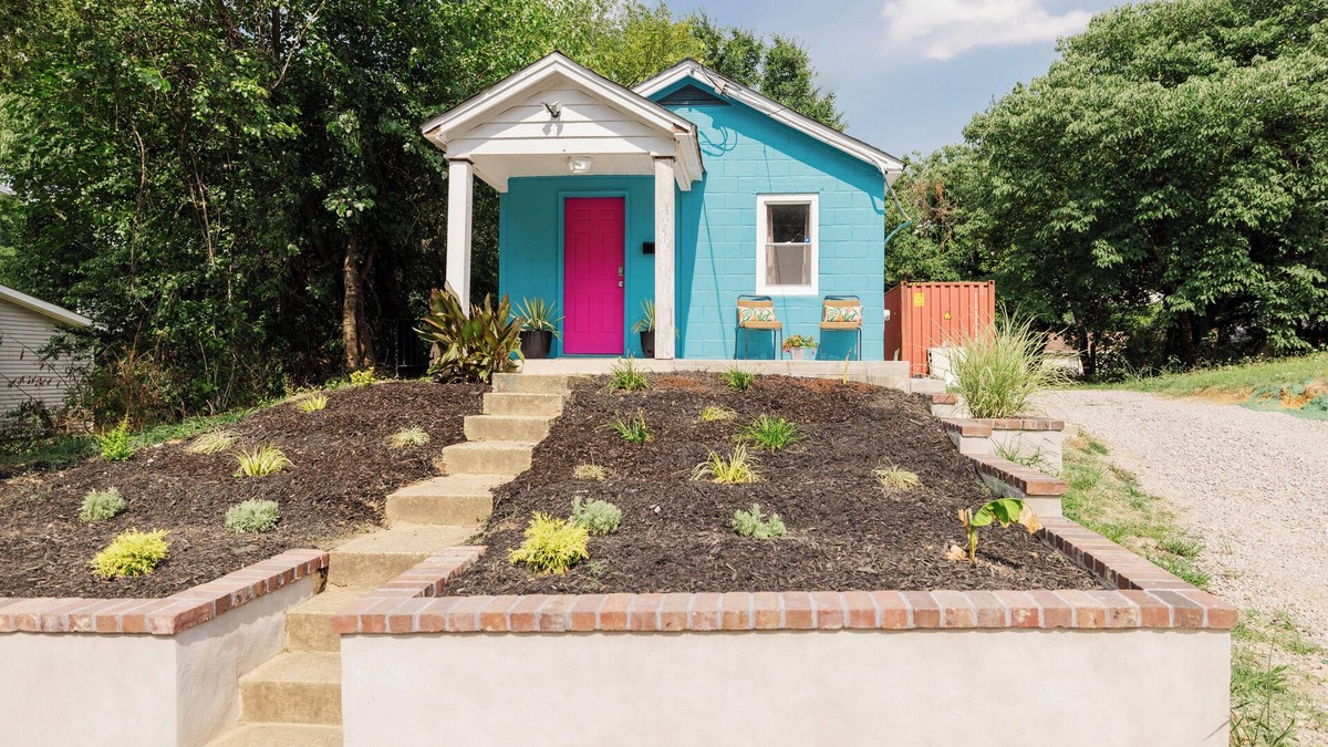 Petersburg House | Retro bungalow minutes away from historic Old Towne Petersburg!