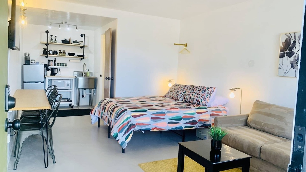 Panguitch Apartment | Retro Chic Bryce Canyon (KITCHENETTE/DOG FRIENDLY)