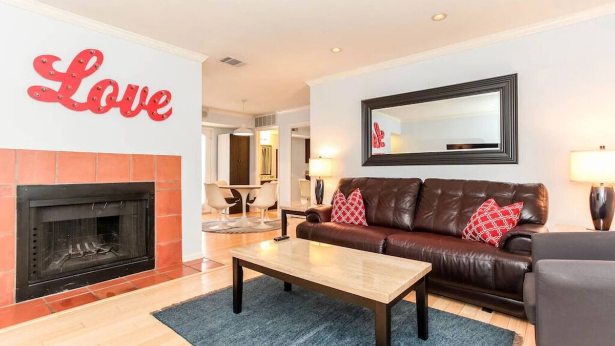 Waller Creek District Condo | Retro Chic Suite w/Queen bed
