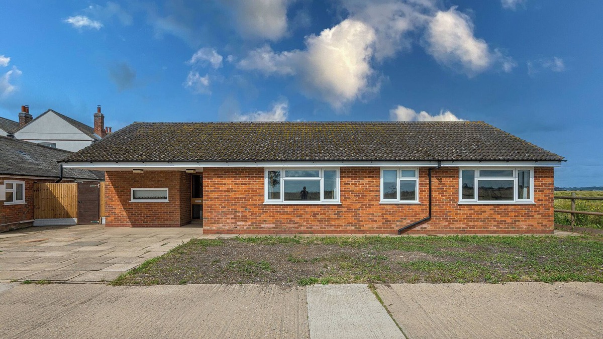 Rochford Cottage | Retro cottage, 4 beds, sunset garden, RSPB Wallasea views. Family nature retreat
