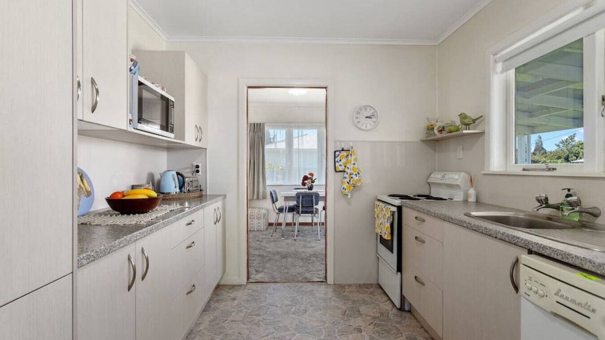 Waiotahi House | Retro Cottage in Opotiki CBD-Whole House- 6 guests- One price!