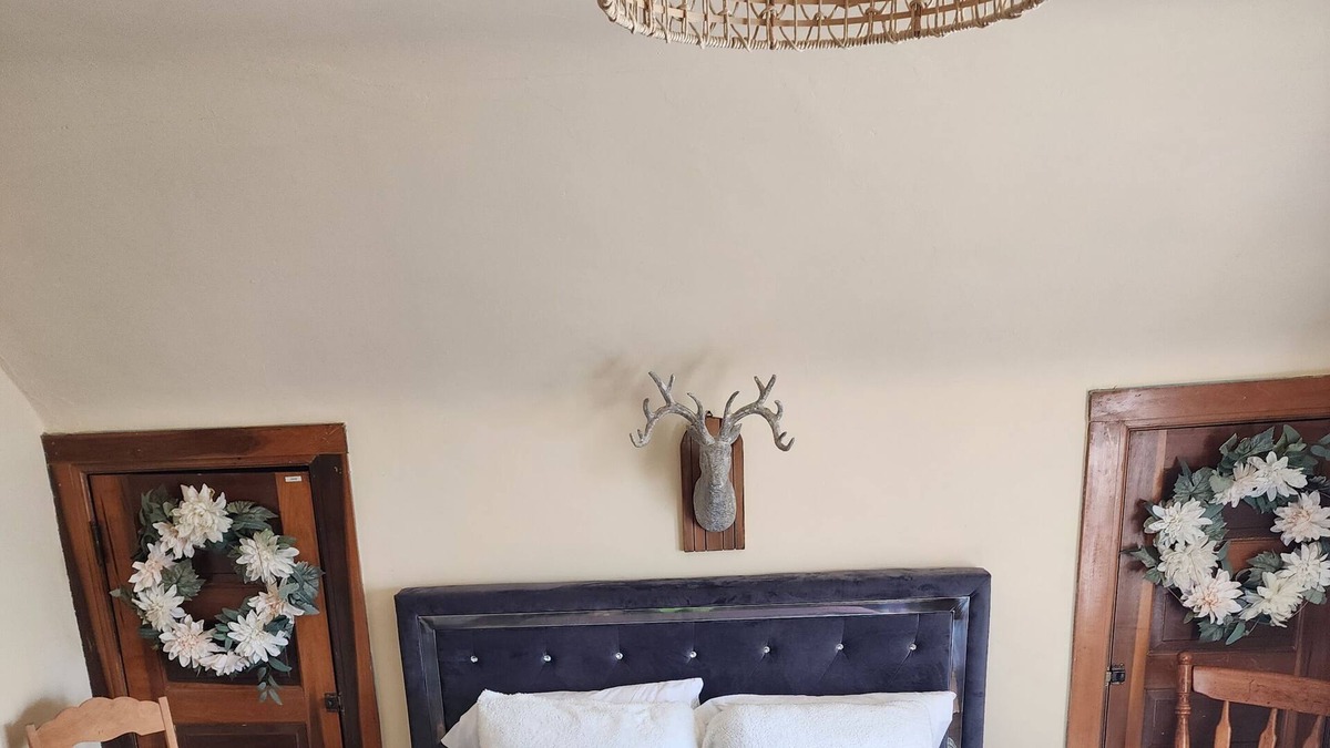 Bethlehem Apartment | Retro-Cozy Art Studio