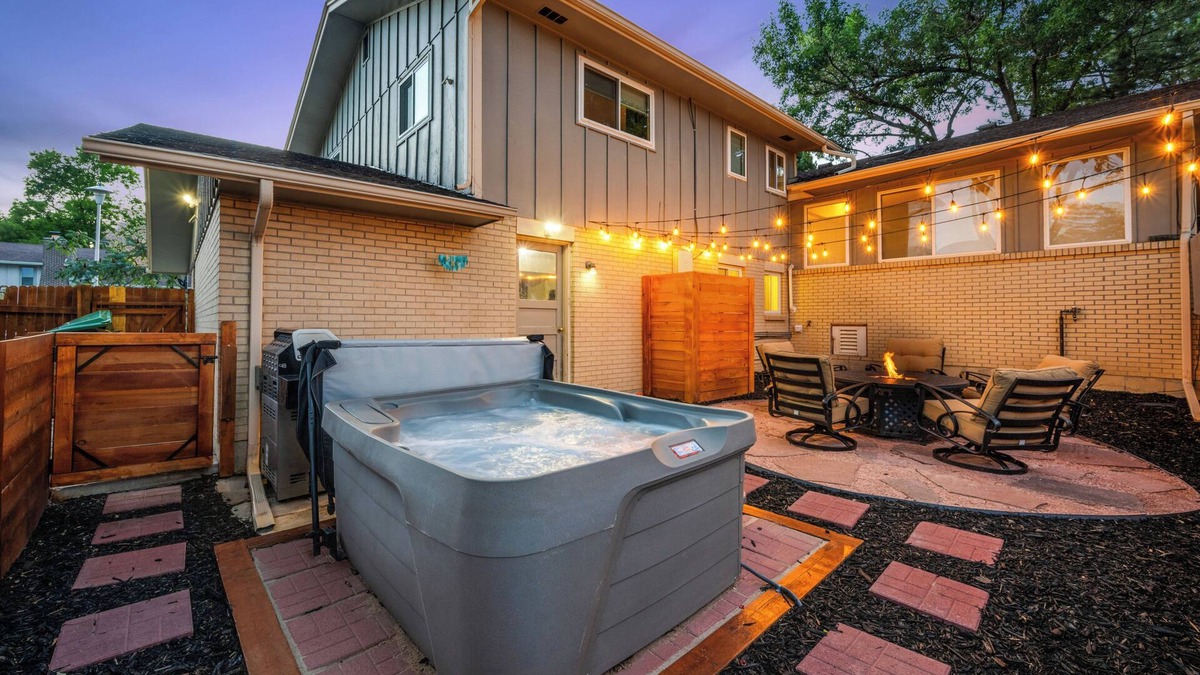 Lakewood Apartment | Retro Guest Suite with private Hot Tub 10 min to Red Rocks, Denver, and Golden.