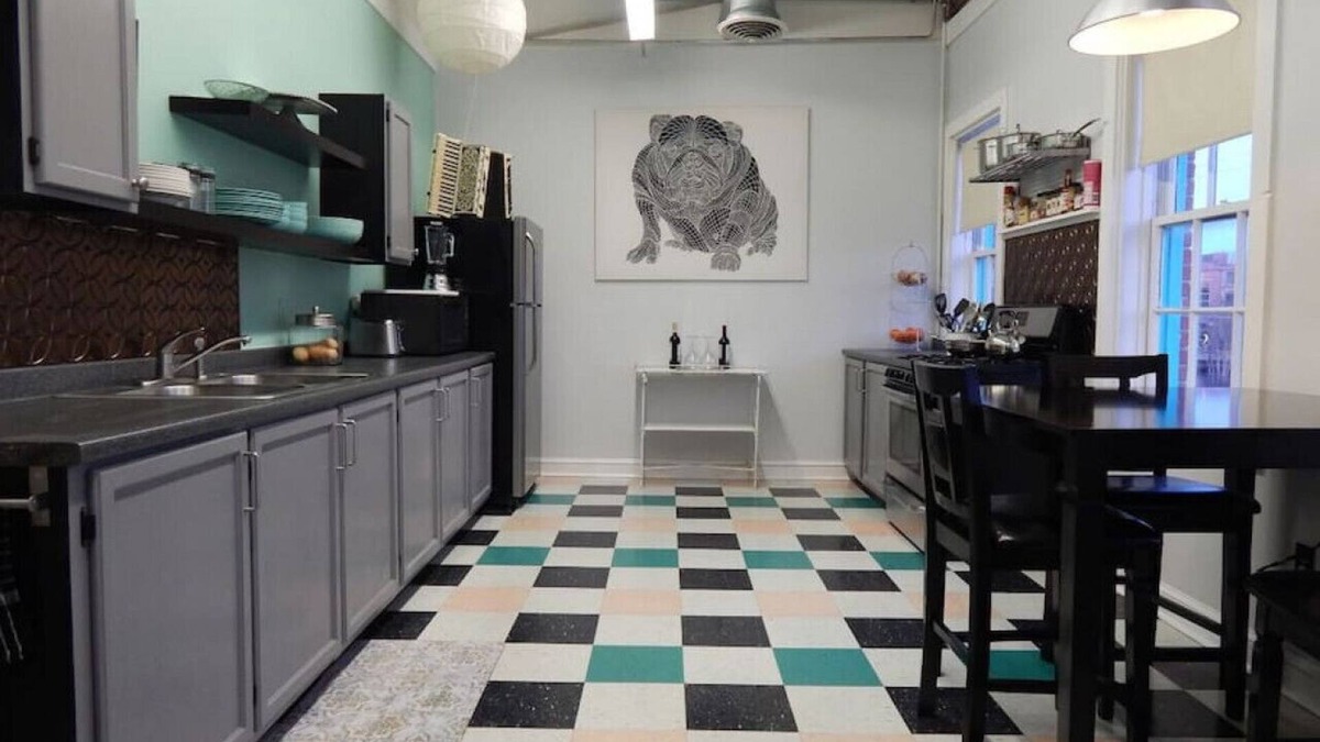 Salisbury Apartment | Retro Hipster: Close to downtown, dining and fun
