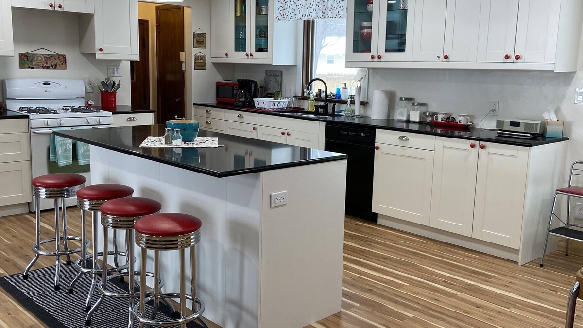 Green Bay House | Retro House/Titletown/Lambeau area