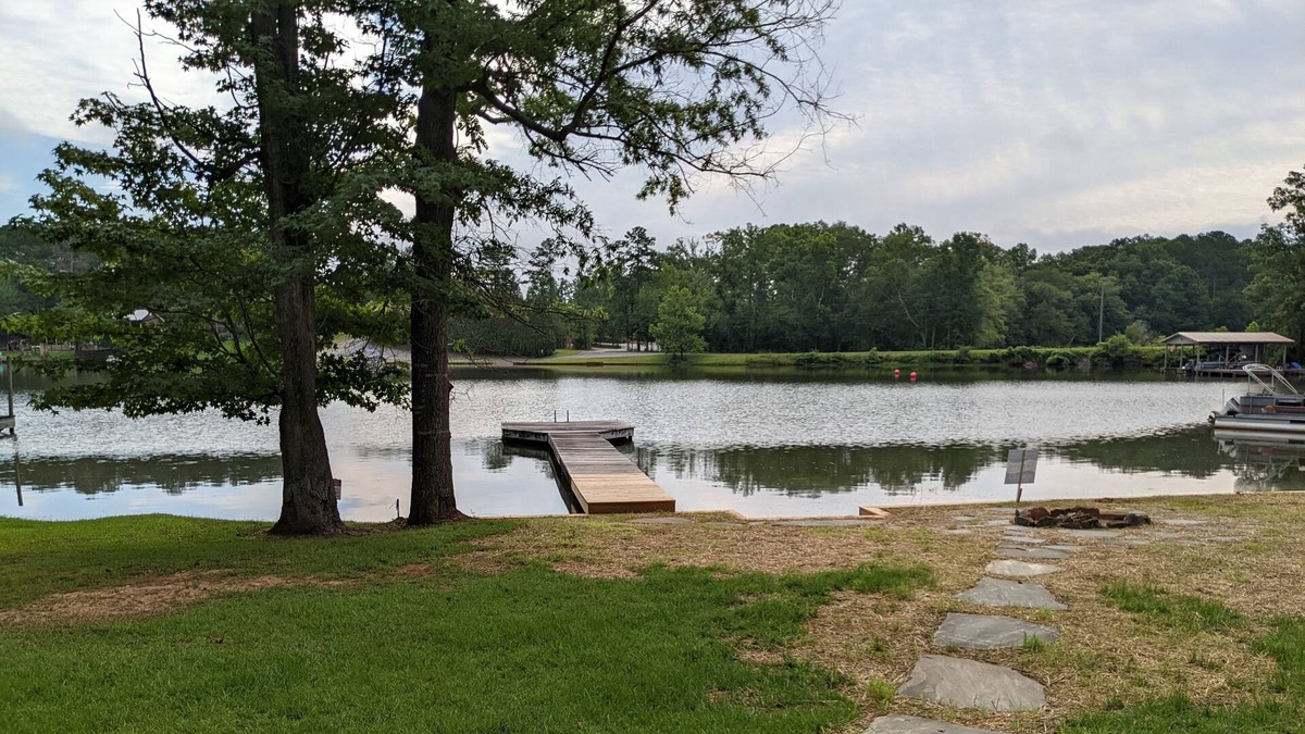 Jacksons' Gap Cabin | Retro Lakeside Retreat - tranquil and welcoming