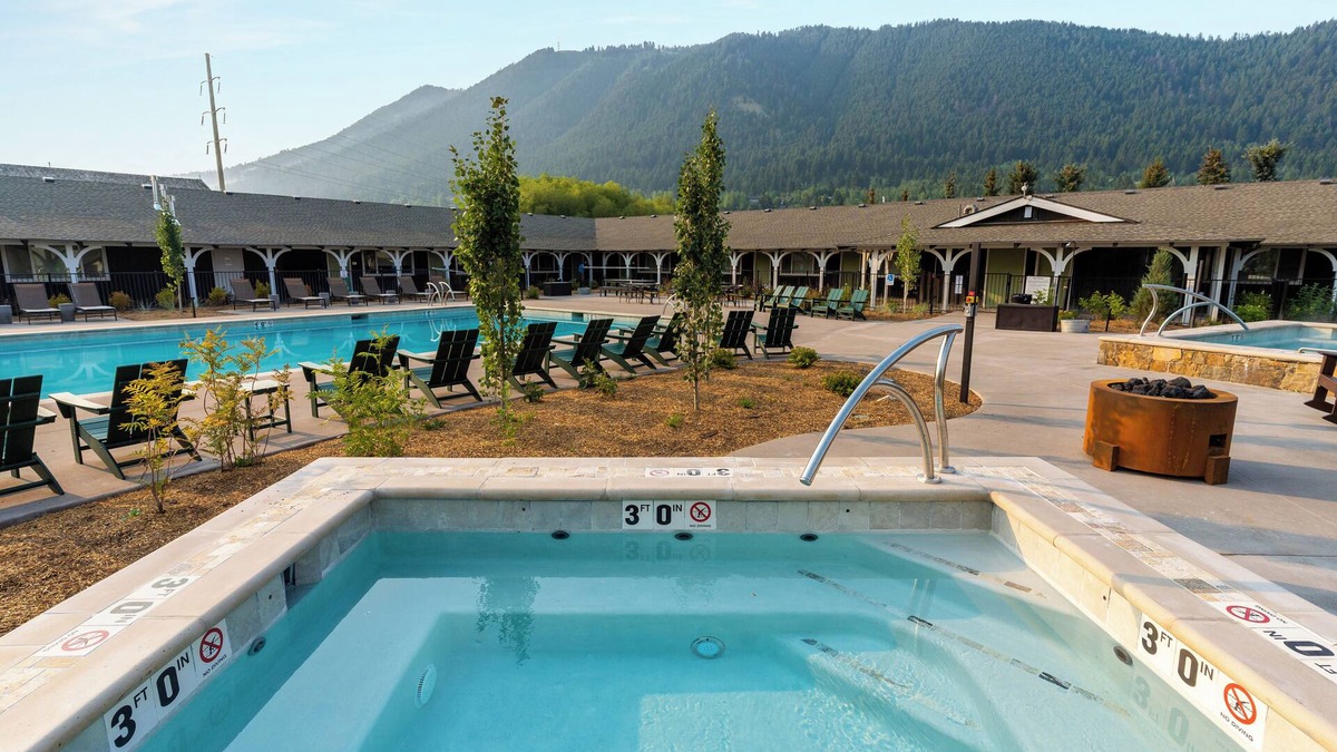 Jackson Hotel | Retro Lodge with Fire Pits, Saloon & All-Year Heated Pool Near Jackson Hole