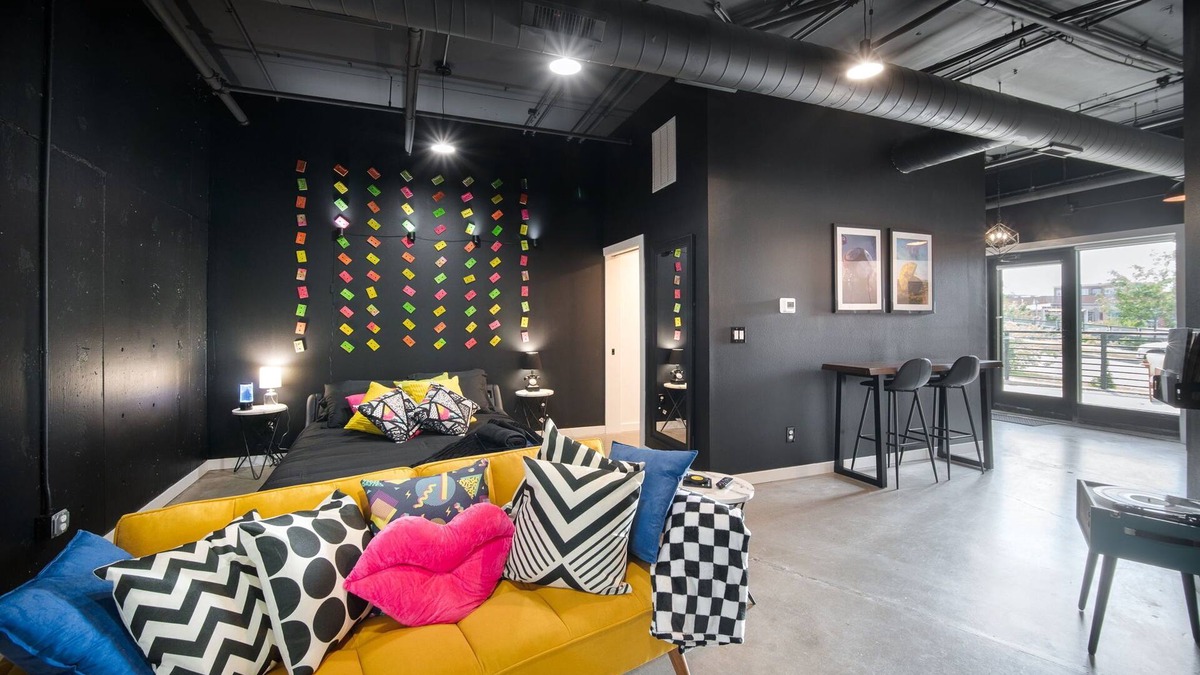 Downtown Des Moines Apartment | Retro Loft in downtown Des Moines with Terrace, Free Parking, gym, wells fargo