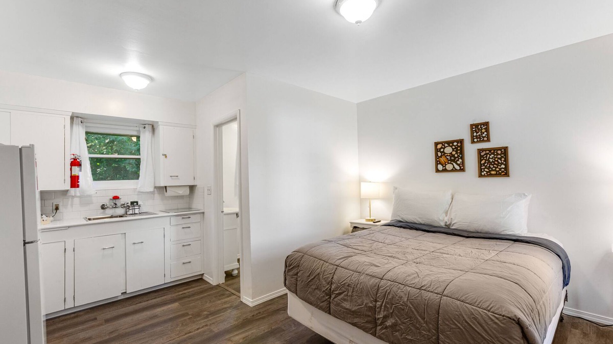 Nahcotta House | Retro motel suite close to Willapa Bay with WiFi, firepit & full kitchen