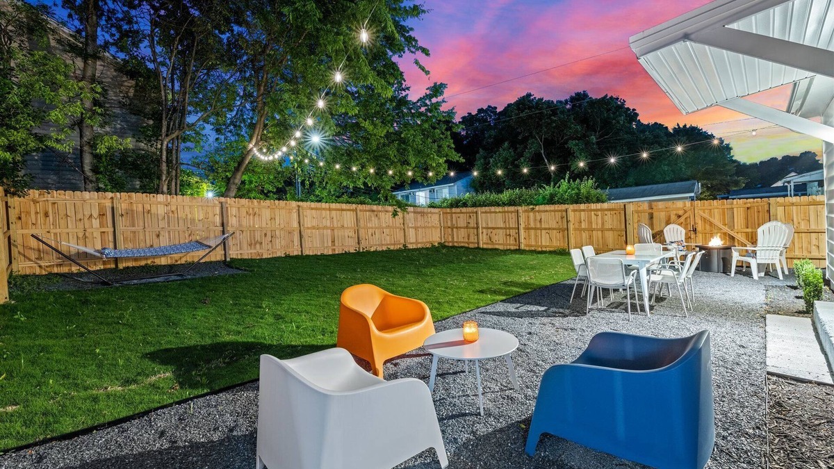 Downtown House | Retro Oaks - 1960s Inspired & Pet Friendly Downtown Raleigh Oasis